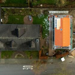 Blick von oben auf das TinyHouse und dem alten Haus um einen Größenunterschied besser sehen zu können.