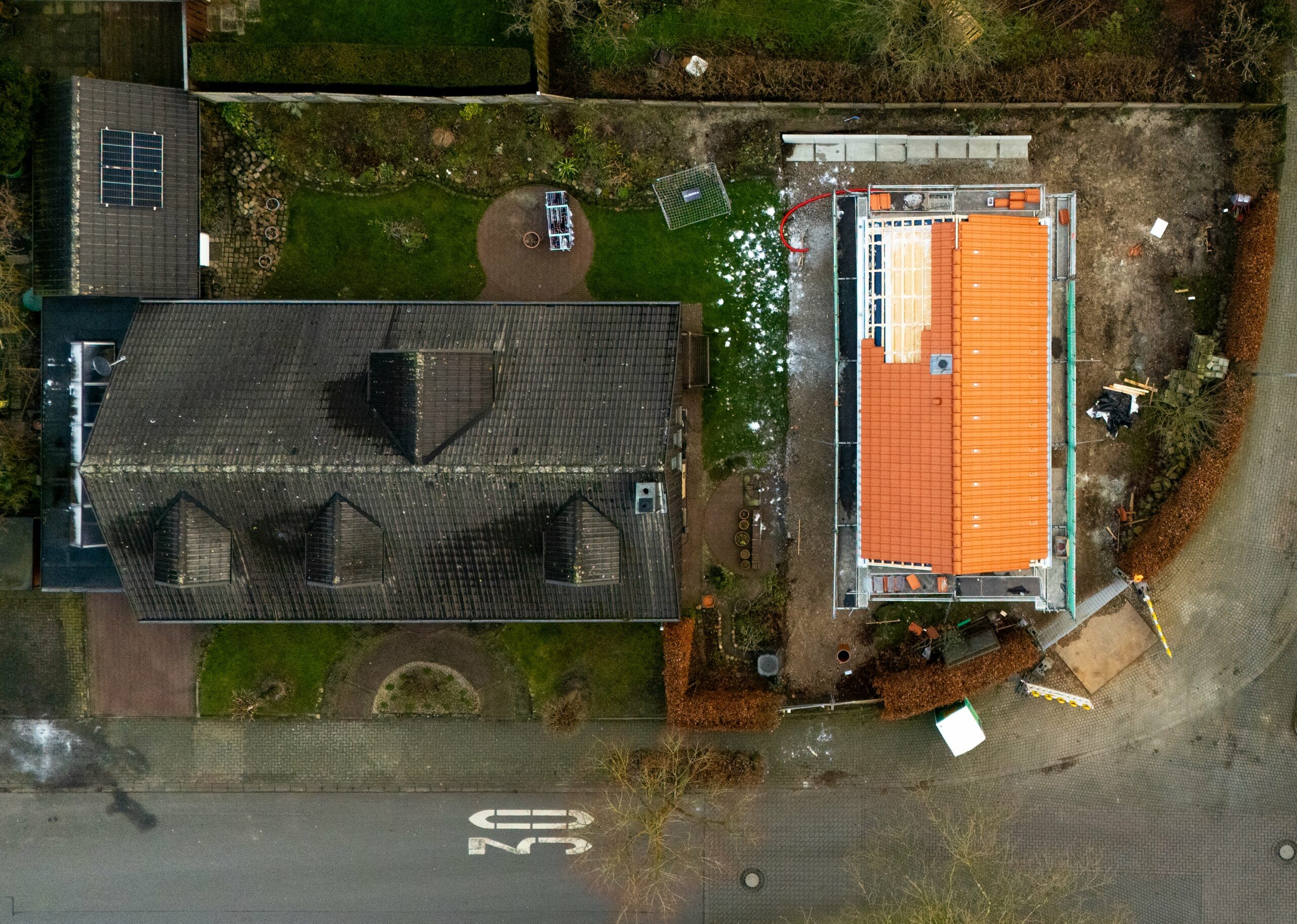 Blick von oben auf das TinyHouse und dem alten Haus um einen Größenunterschied besser sehen zu können.