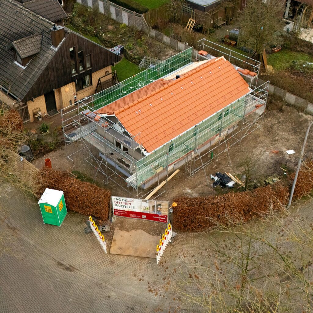 Blick von oben seitlich auf den TinyHouse-Neubau in Coesfeld.