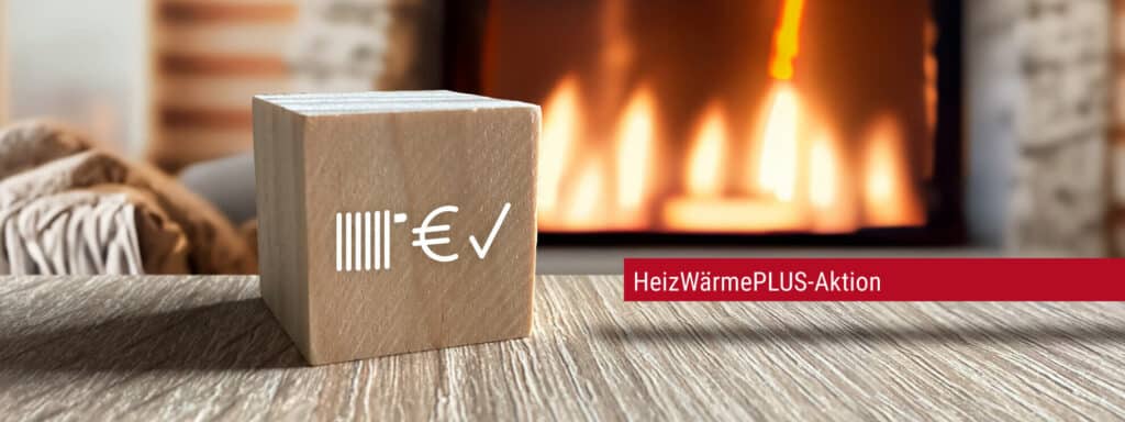 Ein Holzwürfel mit drei Icons vor einem Kamin.
