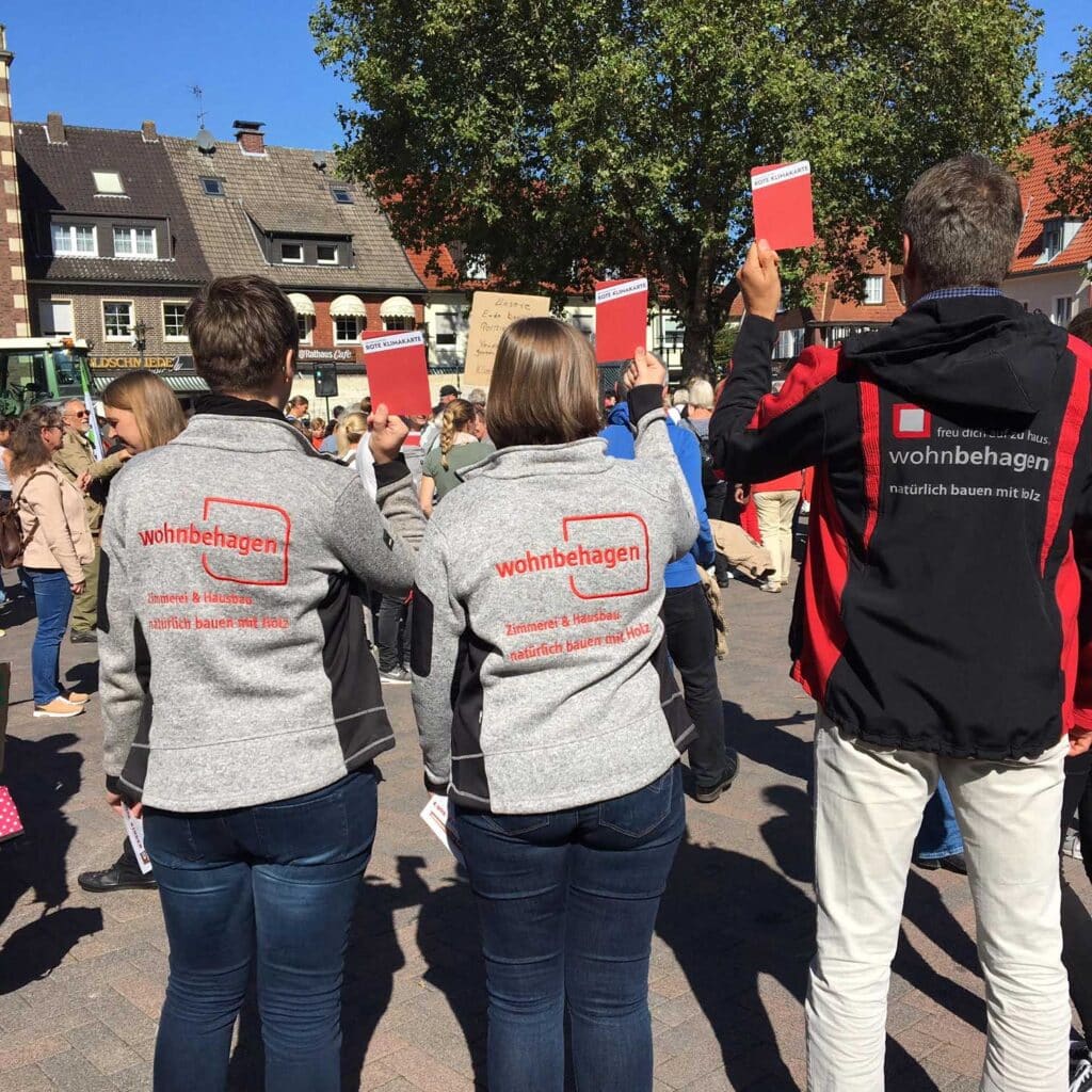 Mitarbeiter von wohnbehagen demonstrieren bei der Fridays for Future.|Werbeplakat für den Klimastreik