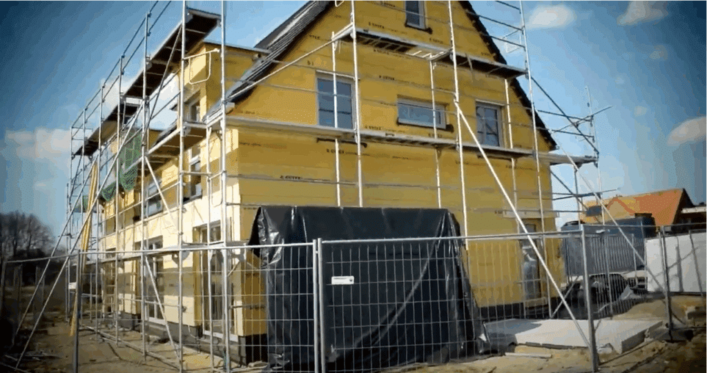 Sicht auf eine Baustelle; die Holzverkleidung am Haus fehlt noch.
