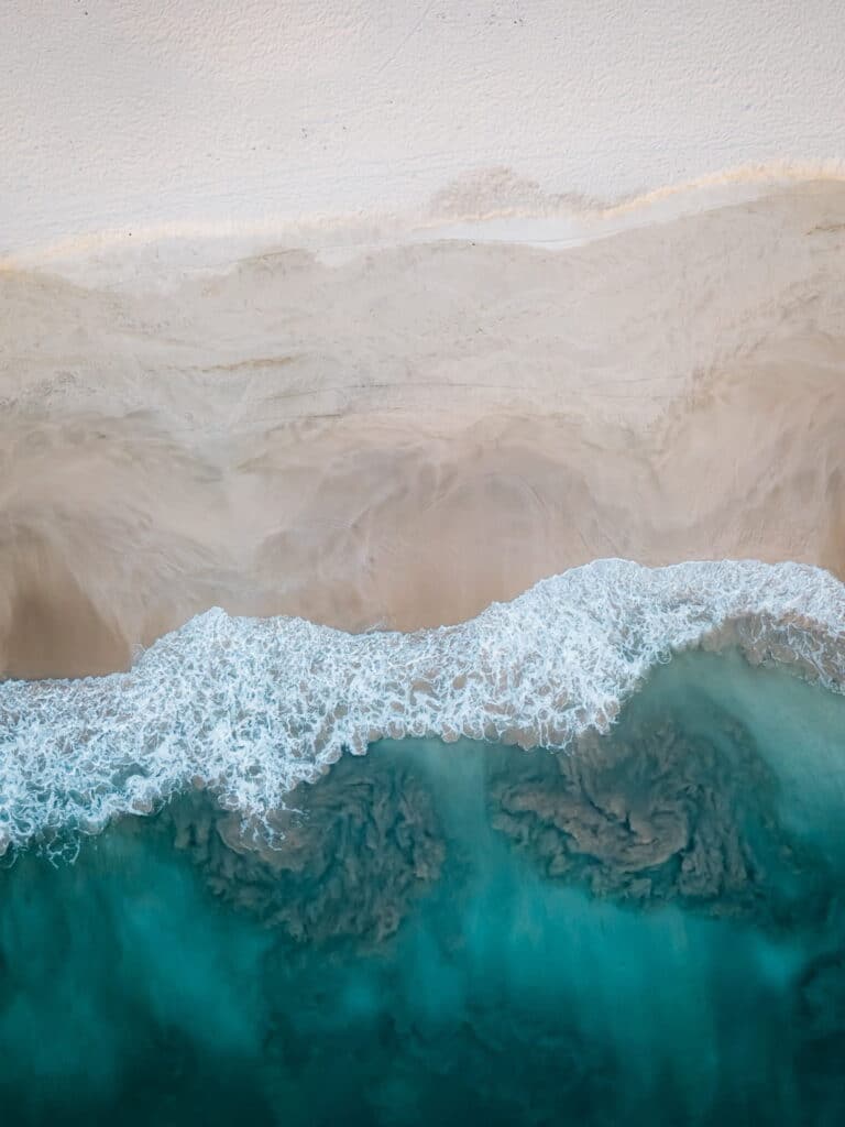 Ansicht von oben auf Meeresbrandung am Strand