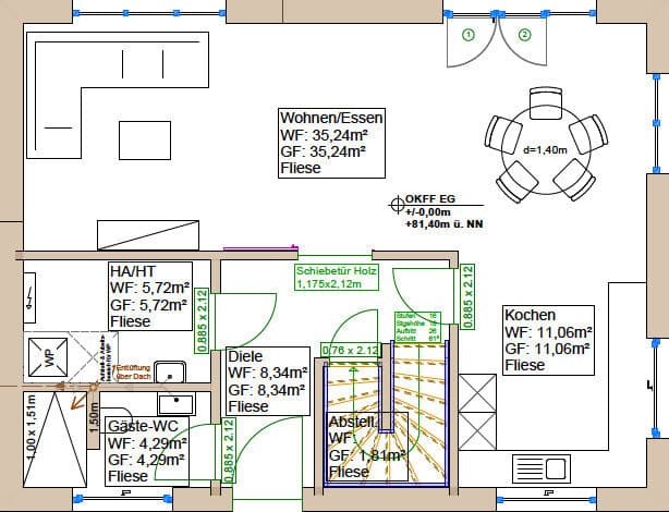 Grundriss eines Holzhauses mit beschrifteten Räumen: Wohn-/Essbereich, Küche, Flur, Gäste-WC, Abstellraum und Treppe. Raumgrößen und Bodenarten sind vermerkt. Liebevoll ausgewählte Möbel unterstreichen die warme, behagliche Atmosphäre.